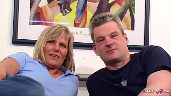 Oude man laat vreemdeling zijn rijpe vrouw neuken in MMF