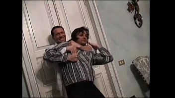 Paroháč chytil její manželku kurva se 2 muži