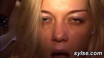 Fiatal leszbikus, aki beavatást kapott a dildóba, a pántba, a bekötésbe és a gangbangbe