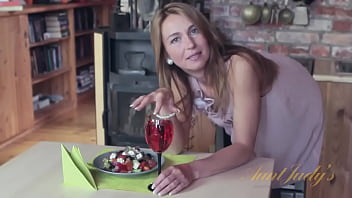 Melisa adalah cougar kepala yang sangat kukus, melancap dalam seluar ketat