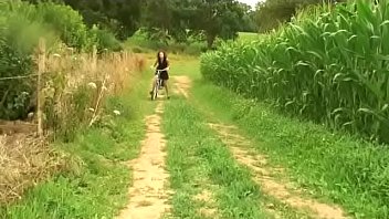 دیکھنے والے پیپی کے ساتھ پاگل بیرونی رقص