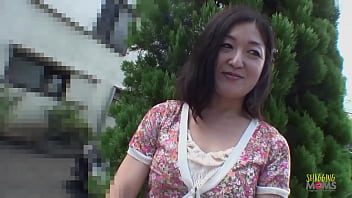 非常に熱心で超いたずらな小さなペニスの男を引き裂く