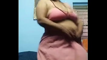 Cewek dewasa mendemonstrasikan aset 2