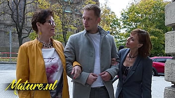 Dve nadržané pumy, ktoré berú cudzinca domov, aby dostali svoje