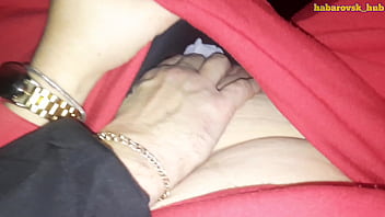Sexy vrouw betaalde taxi met pijpbeurt