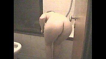 reife wifey bereitet badewanne vor