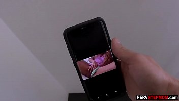 Madrastra MILF tetona envió un video softcore a un amigo de su hijastro