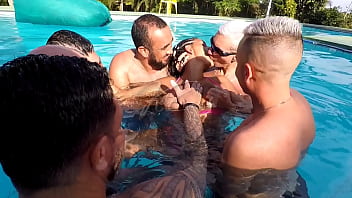 Ik belde de bende om me bij de gang-bang met Kel aan te sluiten