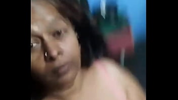 Indiano Maturo signora che mostra il corpo