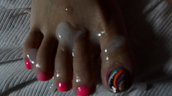 Sperme sur Femme Asiatique Pieds Sexy