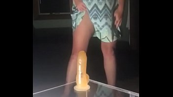 زوجة الهواة يزيل اللباس ويركب لها كأس شفط دسار