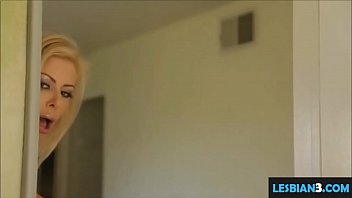 凌乱的女同性恋继母性交