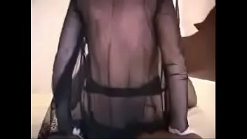Mož Cuckold opazuje svojo ženo z BBC-jem