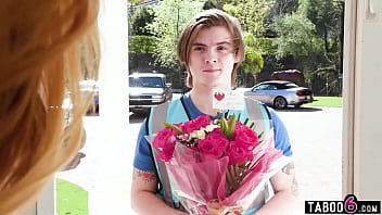 MILF-fruarna Lauren Phillips och hennes vänner gruppknullar blomsterleveransen