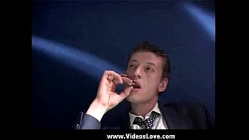 成熟的妻子在赌博中输掉