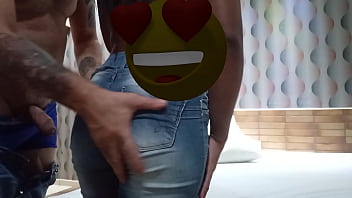 Meu stepbro me dá uma rapidinha na porta da frente