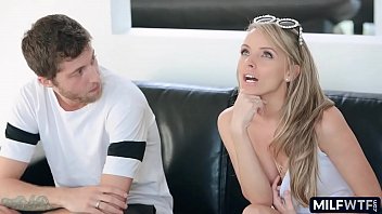 A forró szőke virágzó feleség ma csal