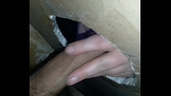 Slutty stiefmoeder gorgelt zonen pik bij gloryhole