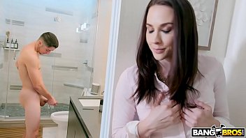 BANGBROS - Üvey Anne Chanel Preston Banyoda Mastürbasyon Yaparken Yakalandı