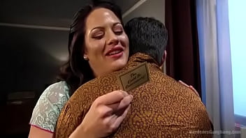Hete * MILF * vrouw gangbanged door de vrienden van de man
