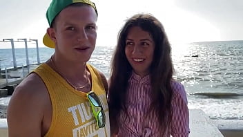 Cocu regarde sa femme salope baiser avec un étranger et un inconnu
