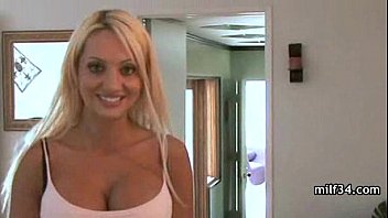 Hot cougar får mundfuld sperm