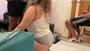 AMATEUR WIFE SHARING-CUCKOLD HUSBAND masturbiert, während seine FRAU fickt und