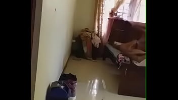 सौतेले बेटे ने अपने दोस्त के साथ सेक्स करने पर खांसी की