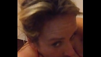 Sexig wifey ger imponerande oralt jobb
