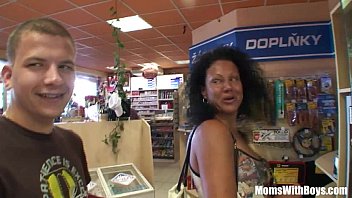 Moden dame samlet op og kneppet i en forladt bygning