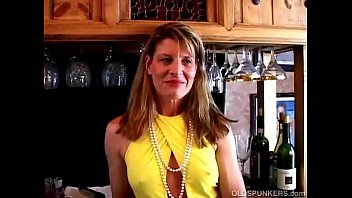 フィット成熟したスウィンガーは彼女の湿った猫をファック