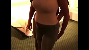 Ο Hubby κινηματογραφεί την κερατά σύζυγό του να γαμάει έναν άλλο άντρα