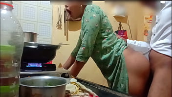 Indiase geweldige wifey werd uitgebeend tijdens het koken