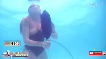 Samira si kvapne bikiny a vyzerá celá nahá