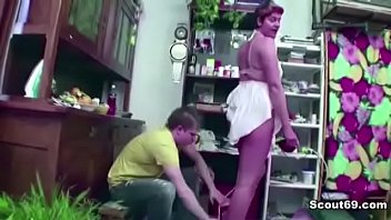 小男孩勾引继母在派对前得到第一次他妈的