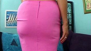 Une milf affamée saute sur une bite