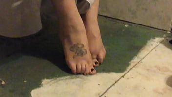 妻子在洗手间炫耀性感的脚和内裤