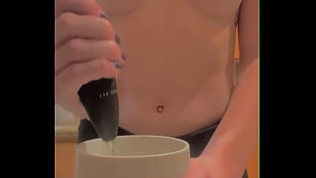 素人の小柄なホットブロンドの妻がコーヒーをトップレスに!