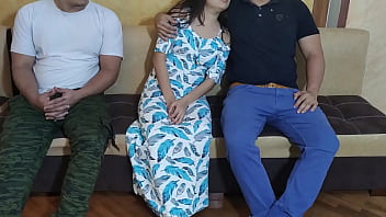 Une femme se fait baiser devant son mari cocu quand