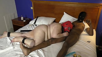 11-Květen-2016 Tři Stud Mini BDSM Gangbang z biotch sub nosey