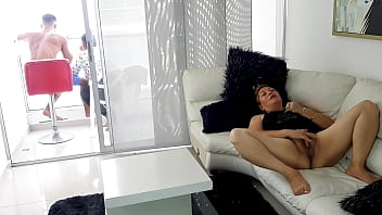 Chytím svoju nadržanú nevlastnú mamu, ako masturbuje.