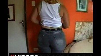 mujer mayor proporcionando su sin una protección
