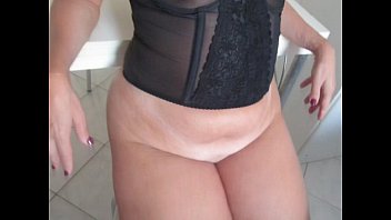 DELICIOSA ESPOSA MADURA E DILDO VERMELHO