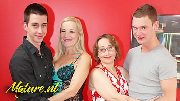 Kanos pumák meghívnak két toyboyt egy anális creampie-re