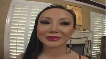 37 Jahre ältere asiatische milf tief kehle einen milchigen schwanz