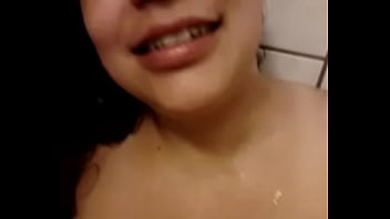MOGLIE ARRAPATA SOTTO LA DOCCIA CHE SUCCHIA IL CAZZO