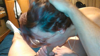 Femme amateur se faisant baiser le visage et utilisé