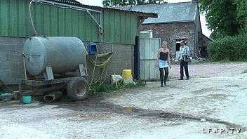 フランスの成熟した女性は祖父に彼女のお尻を強く突かれ、