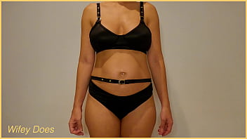 Moglie in biancheria intima nera sexy