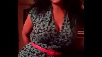 Cougar matang ebony tebal memancarkan lengkung dalam pakaian baru,